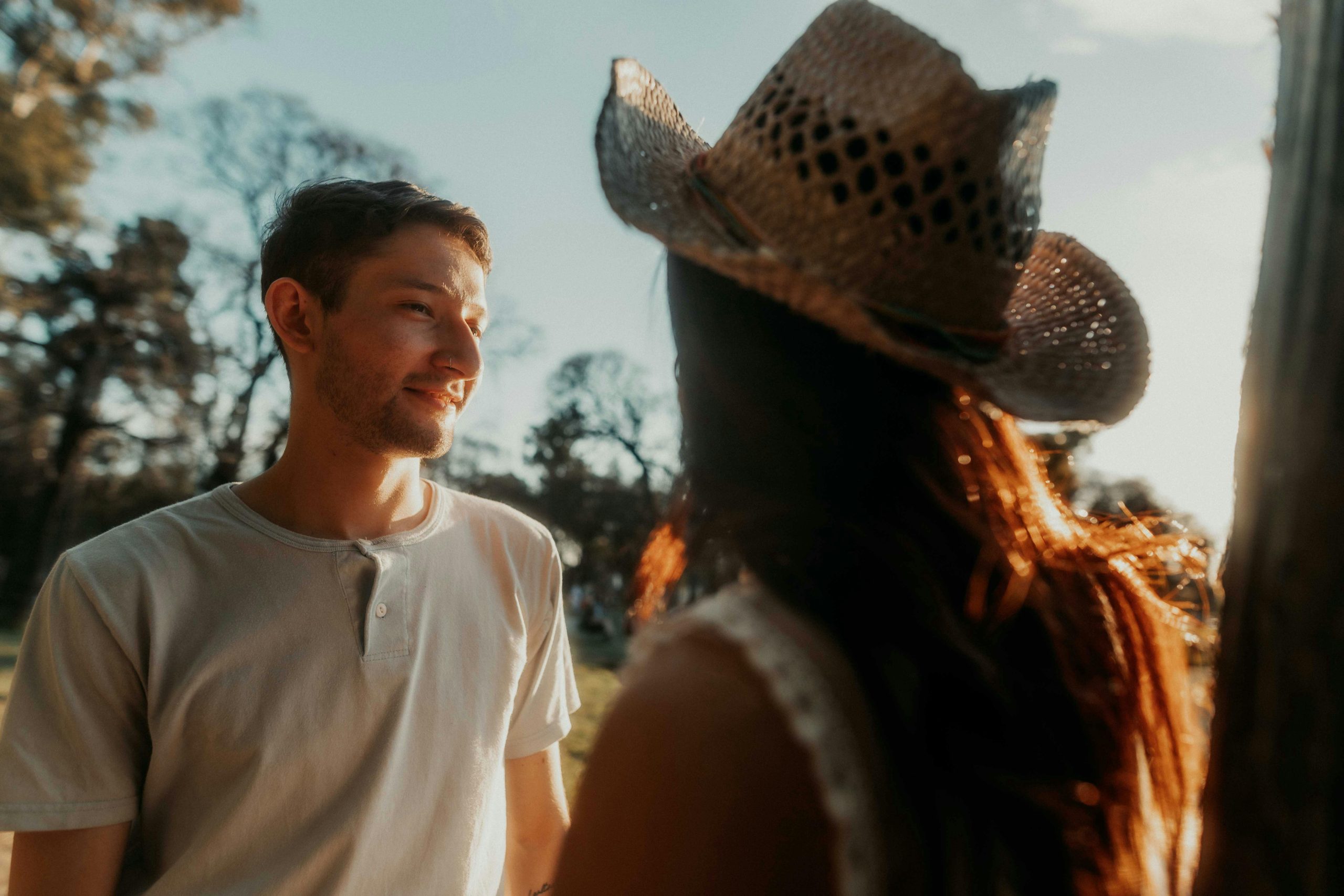 una pareja que se ha conocido en bumble, se mira en un parque,, la imagen parece haber si sido sacada en movimiento